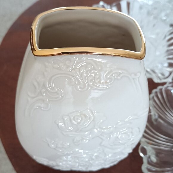 New In Box Vintage 1970s Lenox Fine Porcelain Vase. Embossed With Gold Rim - Picture 3 of 9